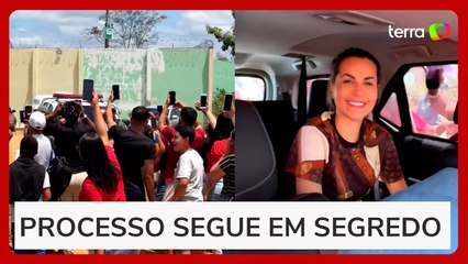 Deolane deixa presídio em Pernambuco, e fãs abrem espumante para comemorar soltura