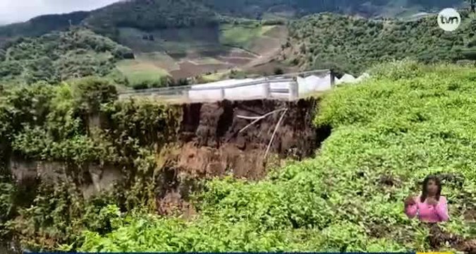 Vía principal en Cerro Punta a punto de colapsar