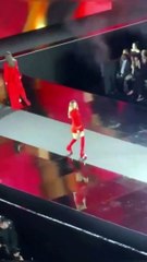 Tải video: Belinda se cayó en plena pasarela de París