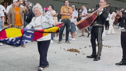 Unos mariachis animan la previa en el Bernabéu