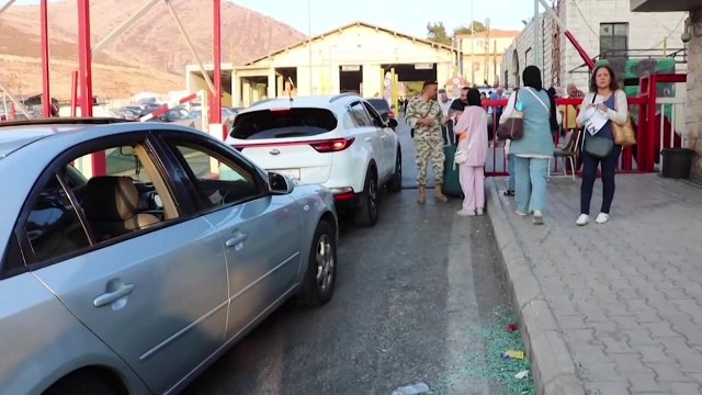 عائلات تتدفق إلى معبر المصنع الحدودي مع سوريا فرارا من القصف الإسرائيلي على لبنان