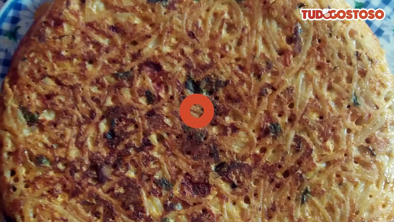 Torta de sardinha com macarrão fácil