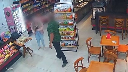 Empresário é filmado esganando a própria mulher dentro de padaria