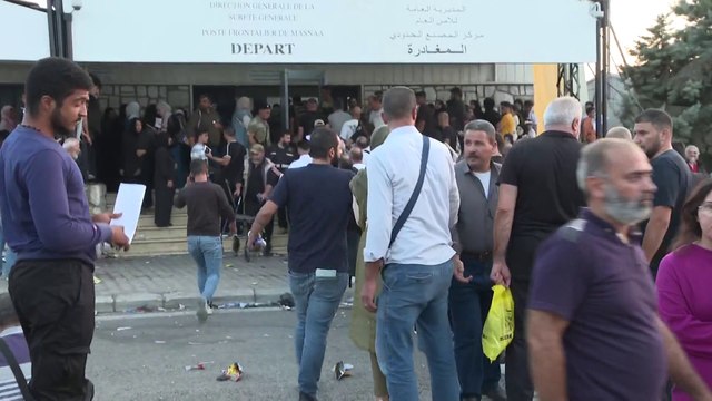 طوابير النازحين اللبنانيين تمتد أمام معبر المصنع الحدودي للهروب من الحرب إلى سوريا