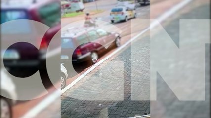 Motociclista é arremessada após colidir na traseira de carro da autoescola