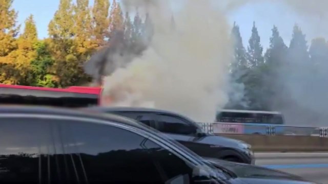 경부고속도로 서초IC 부근 버스 화재...15명 대피 / YTN