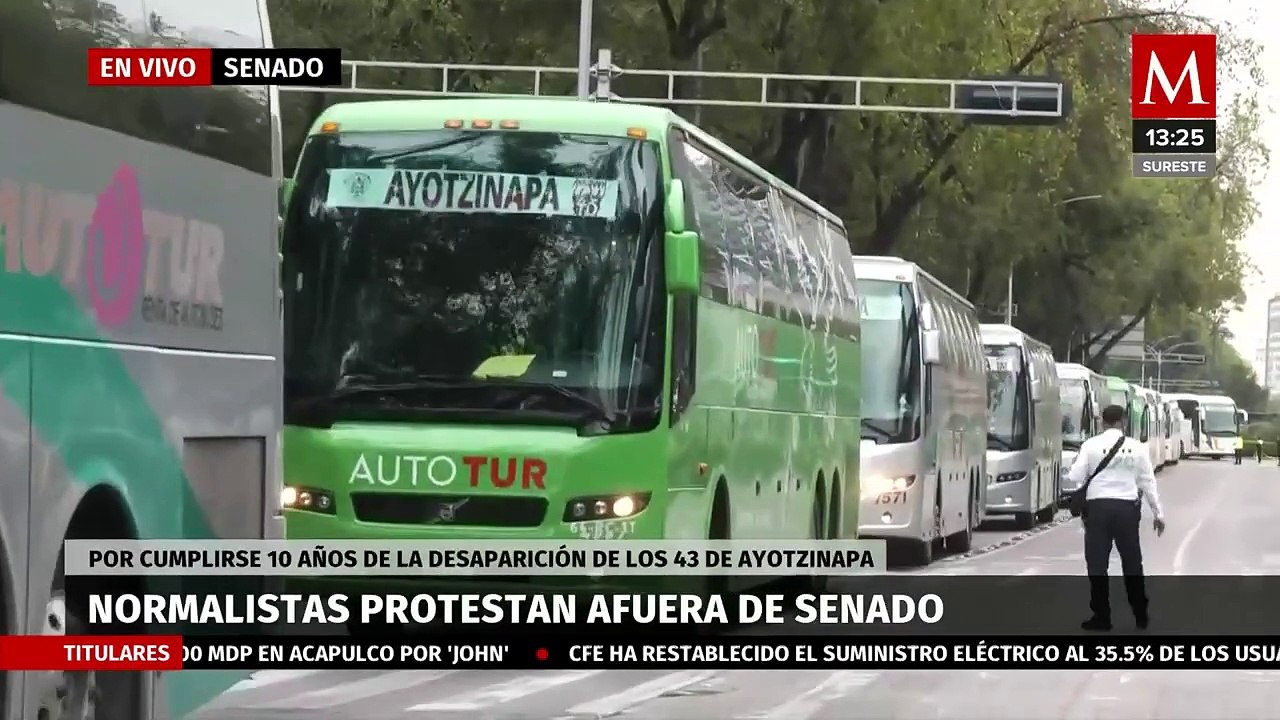 Normalistas de Ayotzinapa desfilan por Paseo de la Reforma, hay cierre en ambos sentidos