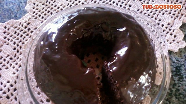 Bolo de chocolate com cobertura de brigadeiro