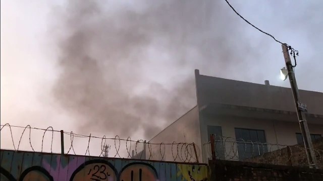 Bombeiros são mobilizados para combater fogo em um lote fechado no Santos Dumont
