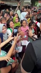 Muncul Ke Publik Dan Blusukan Ke Warga, Kaesang Pakai Rompi Bertuliskan Putra Mulyono