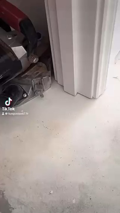 La découpe avant lanpose de parquet