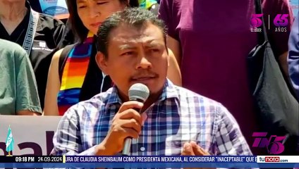 Obispo de Trujillo entrega foto de Juan López al papa Francisco y éste se conmueve