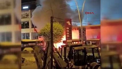 Akaryakıt istasyonundaki otomobil alev alev yandı