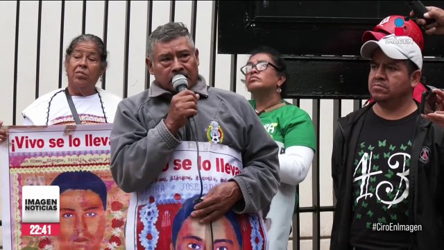Normalistas de Ayotzinapa lanzaron petardos al Senado en la CDMX