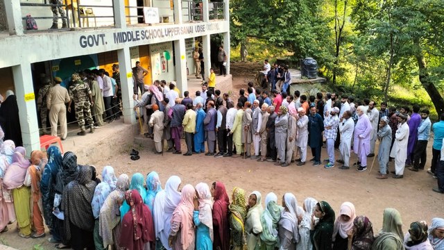 जम्मू कश्मीर विधानसभा चुनाव: दूसरे चरण में 6 जिलों की 26 सीटों पर मतदान