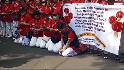 Ratusan umat Cetya Permata dihati mendatangi kelurahan Cengkareng, mereka memohon kepada Camat dan lurah agar viharanya tidak ditutup