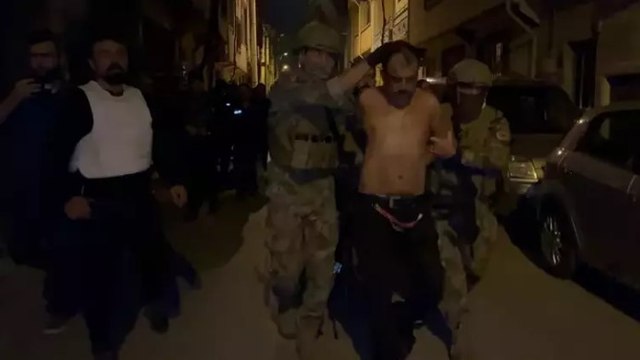 Polis ekibine evinin penceresinden silah doğrultan şüpheli, operasyonla yakalandı