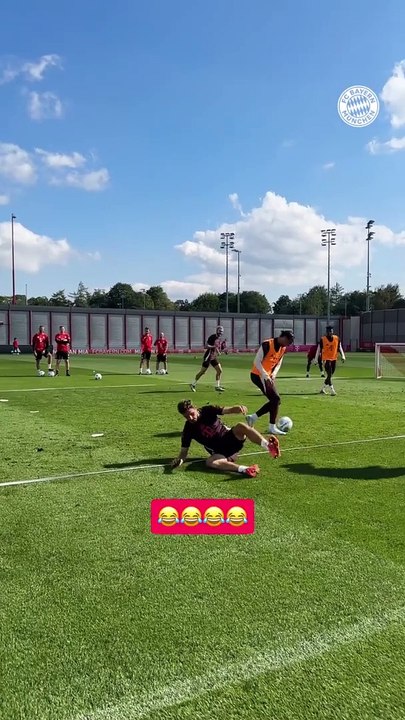 Lorsque l'ensemble de l'équipe du Bayern se moque d'un joueur lors de l'entraînement, cela constitue une véritable humiliation.