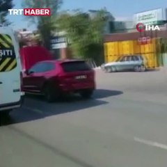 Trafikte tehlikeli yolculuk: Kaputu açık ilerledi