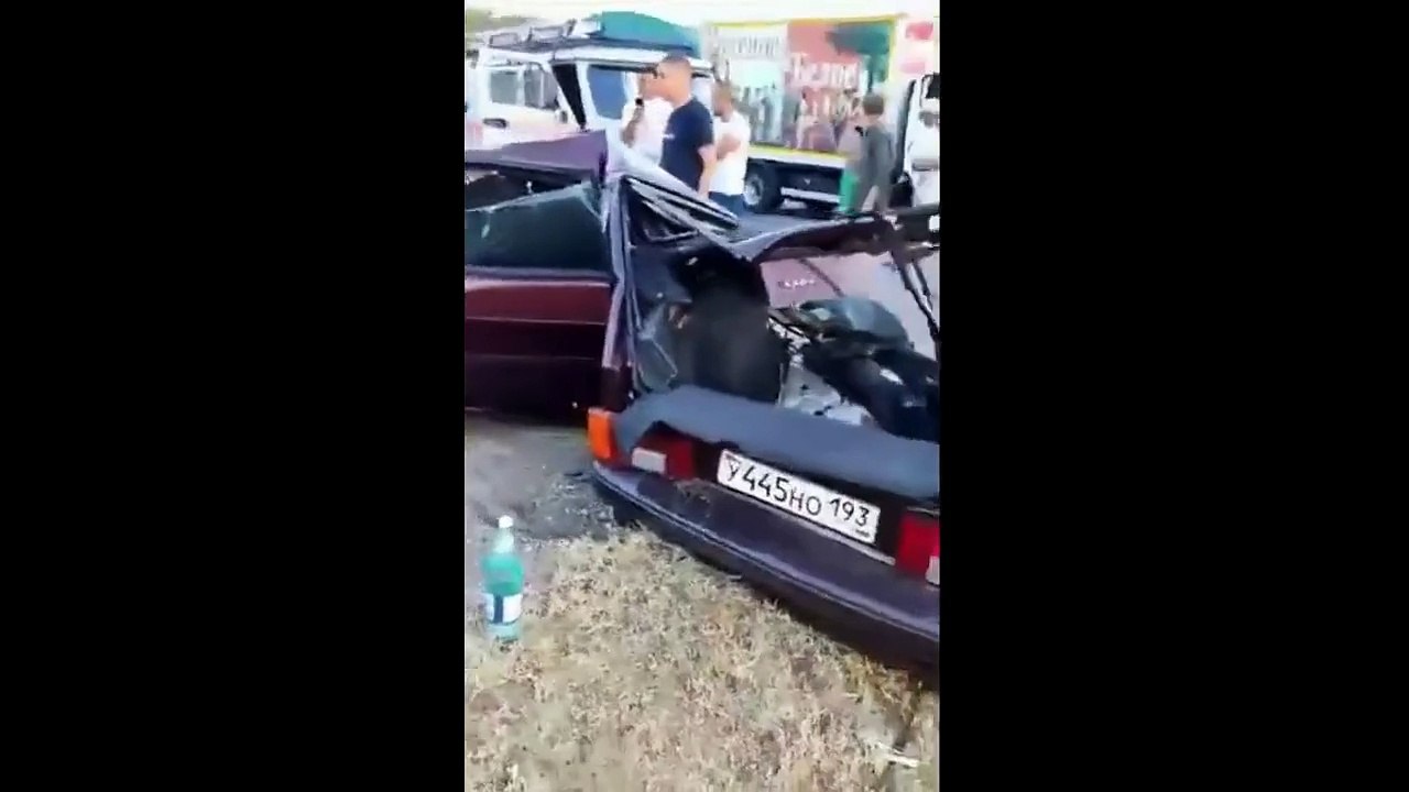 Il sort indemne de sa voiture complètement écrasée