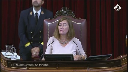 Una mujer del público interrumpe a gritos la sesión y Armengol le pide que abandone la sala