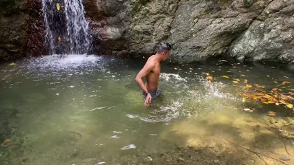 Air tejun kecil ditengah hutan.