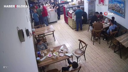 Boğazına yemek kaçan müşteriye garsondan hayat kurtaran Heimlich manevrası