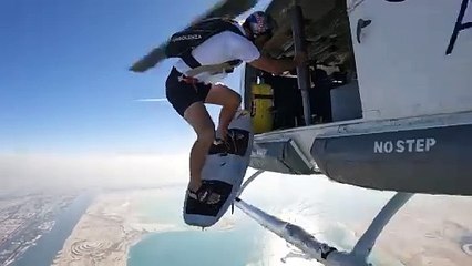 التزلج من السماء: سيباستيان ألفاريز يجمع بين التحليق وركوب الأمواج في أبوظبي