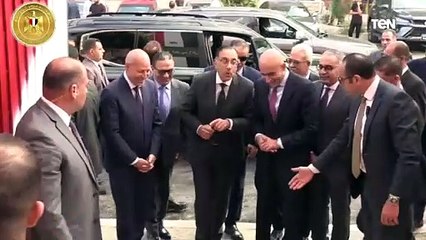 رئيس الوزراء يتفقد مدرسة العهد الجديد الثانوية بنات بمدينة السلام