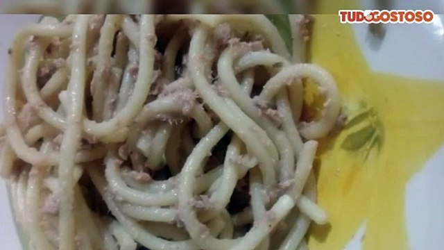 Macarrão alho e óleo com atum