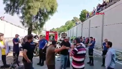 İzmir'de otomobil alt geçide düştü: Ölü ve yaralılar var