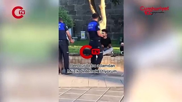 Sokak müzisyenine müdahale eden zabıta ekiplerine tepki gösteren vatandaş: