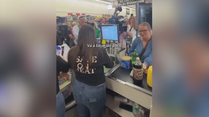 Trump regala 100 dólares a una madre de tres hijos para hacer la compra