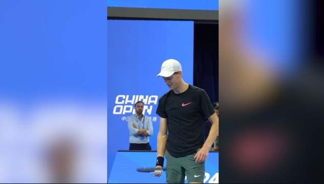 Jannik Sinner si allena sul cemento di Pechino: un anno dopo la svolta decisiva