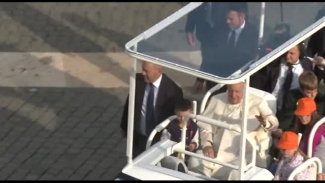 Bergoglio prega per la pace, inaccettabile l'escalation in Libano