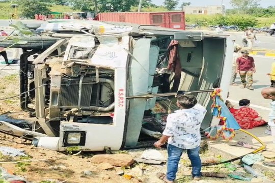 रोडवेज पलटी बस में सवार 50 में से डेढ़ दर्जन से अधिक यात्री हुए घायल