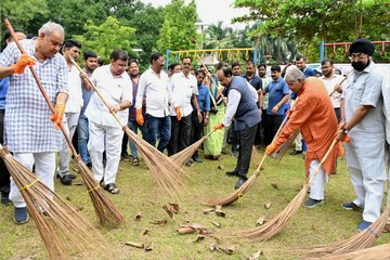 Download Video: CG News: स्वच्छता ही सेवा अभियान के तहत डिप्टी CM साव ने गार्डन में लगाया झाड़ू, कही ये बात... देखें Video