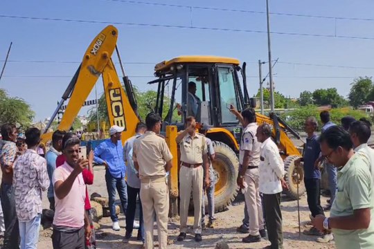 नागौर के बाद अब प्रदेश के मेड़ता शहर में रेल फाटक को लेकर बवाल, देखें Live Video