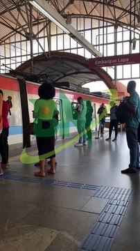 Passageiros ficam preso dentro de metrô na estação acesso norte em Salvador
