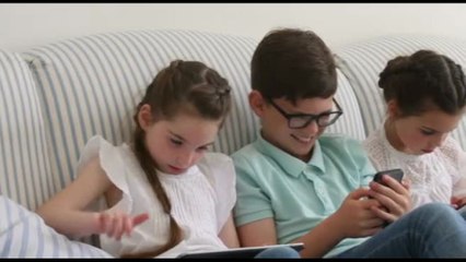 Stop smartphone e social ai minori, proposta bipartisan in Parlamento