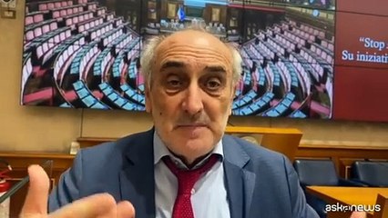 Stop smartphone e social ai minori, proposta bipartisan in Parlamento