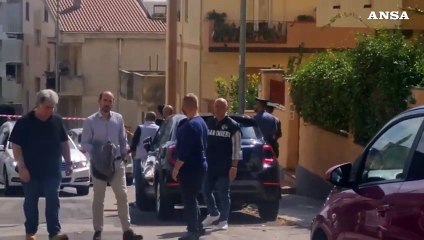 Strage in famiglia a Nuoro, i carri funebri con i corpi di madre e figlia