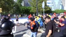 Manifestantes se enfrentan a la Policía en el primer día de la feria inmobiliaria de Barcelona