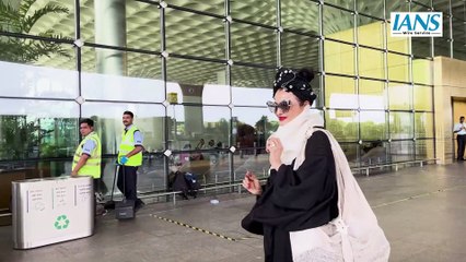 Rekha Rocks Urban Chic: All-Black Ensemble with Head Wrap at Mumbai Airport