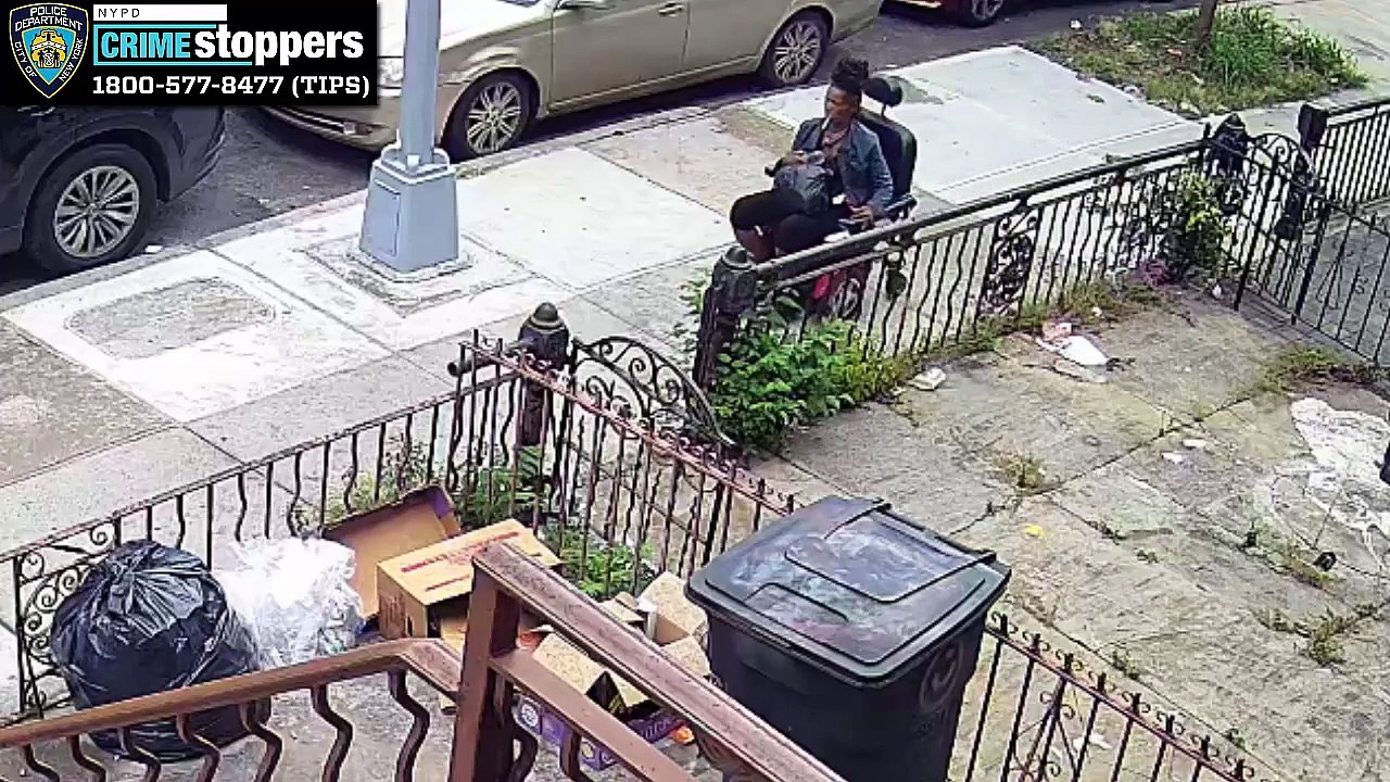 VIDEO: Wheelchair thief flees down Brooklyn sidewalk