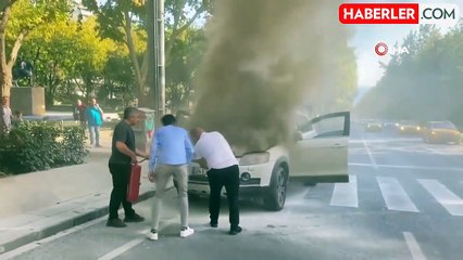Beşiktaş'ta Yanan Araçtan Anne ve Çocuk Son Anda Kurtuldu