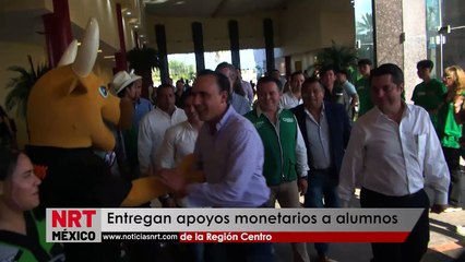 Entregan apoyos monetarios a alumnos de la Región Centro