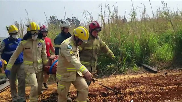 Caminhão capota em cima de pedestre na BR-163 e vítima é soterrada pela carga de grãos