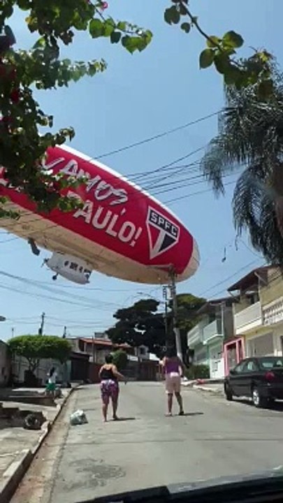 Dirigível com escudo do São Paulo cai em cima de casas