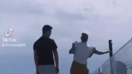 Raúl Barriga ayuda a caminar a su novia, Lucía Martínez.